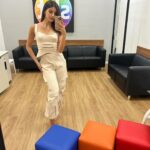 Isabela Souza Instagram - De ontem numa gravação super especial usando esse look @paolagiacomelli.brand que eu tô simplesmente apaixonada 🤎