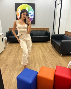 Isabela Souza Instagram - De ontem numa gravação super especial usando esse look @paolagiacomelli.brand que eu tô simplesmente apaixonada 🤎