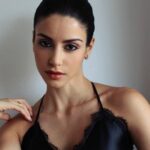 Isabela Souza Instagram - MAKE 90’s! A icônica década ainda arranca suspiros das fashionistas, e não foi diferente com a Isabela Souza – atriz internacionalmente conhecida pela série ‘Bia’. Apaixonada por clássicos do cinema como “As Patricinhas de Beverly Hills”, “Notting Hill” e outros, a estrela se inspirou na célebre Penélope Cruz, no filme ‘Blow’, para recriar uma make digna de comédia romântica! Confira no link da bio um tutorial completíssimo de como fazer a produção. (Vídeo: Isa Souza) #isabelasouza #anos90 #penelopecruz