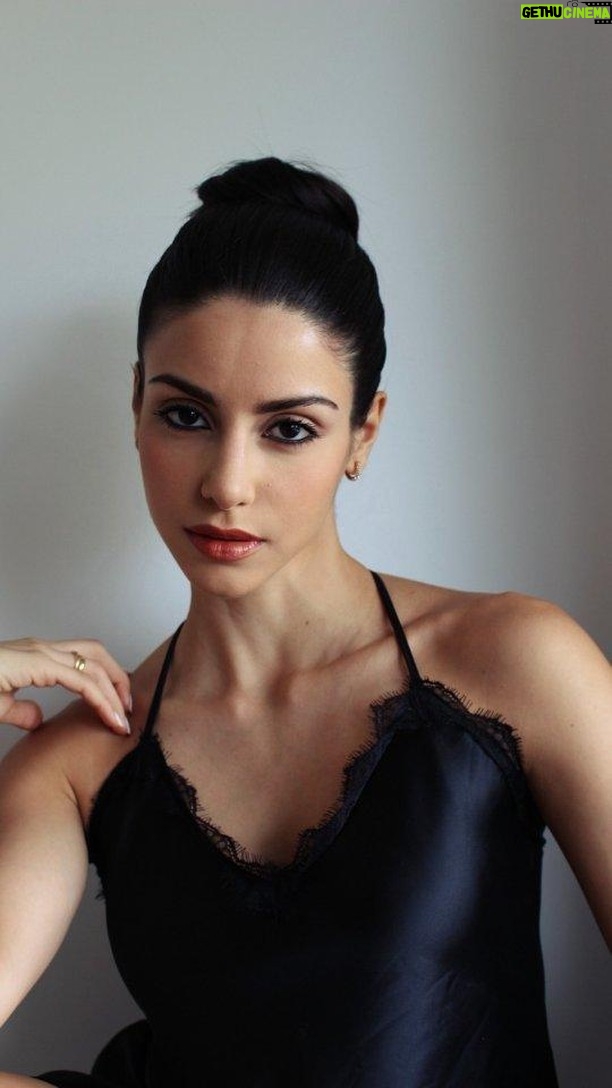 Isabela Souza Instagram - MAKE 90’s! A icônica década ainda arranca suspiros das fashionistas, e não foi diferente com a Isabela Souza – atriz internacionalmente conhecida pela série ‘Bia’. Apaixonada por clássicos do cinema como “As Patricinhas de Beverly Hills”, “Notting Hill” e outros, a estrela se inspirou na célebre Penélope Cruz, no filme ‘Blow’, para recriar uma make digna de comédia romântica! Confira no link da bio um tutorial completíssimo de como fazer a produção. (Vídeo: Isa Souza) #isabelasouza #anos90 #penelopecruz