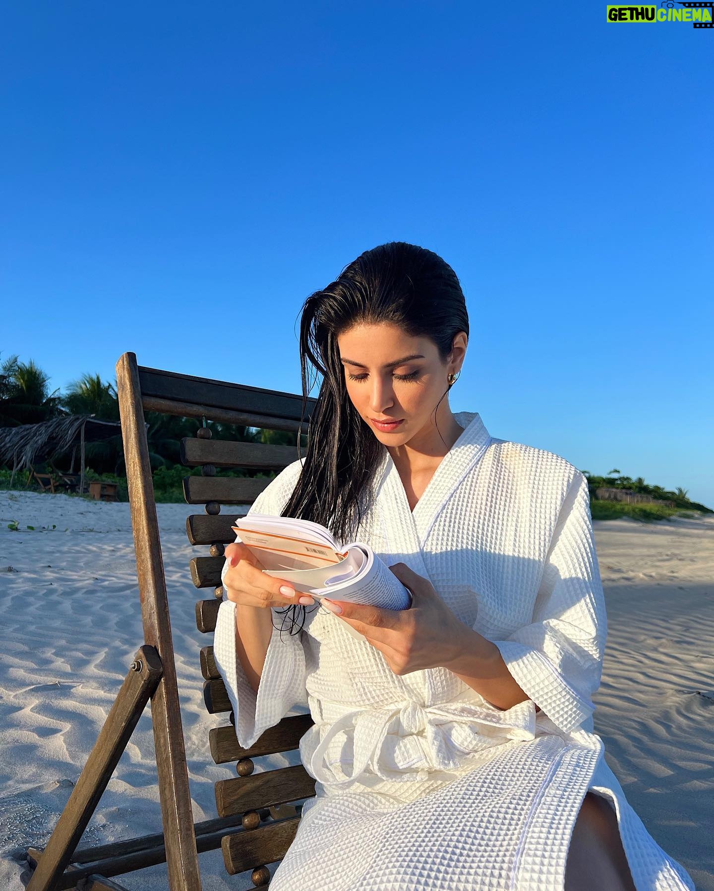 Isabela Souza Instagram - Meu primeiro dia em Milagres conhecendo o novo bangal么 Maldivas da @villastature 馃┑ com piscina, praia e ofur么 privativos e uma comida deliciosa 馃槱馃い t么 encantada