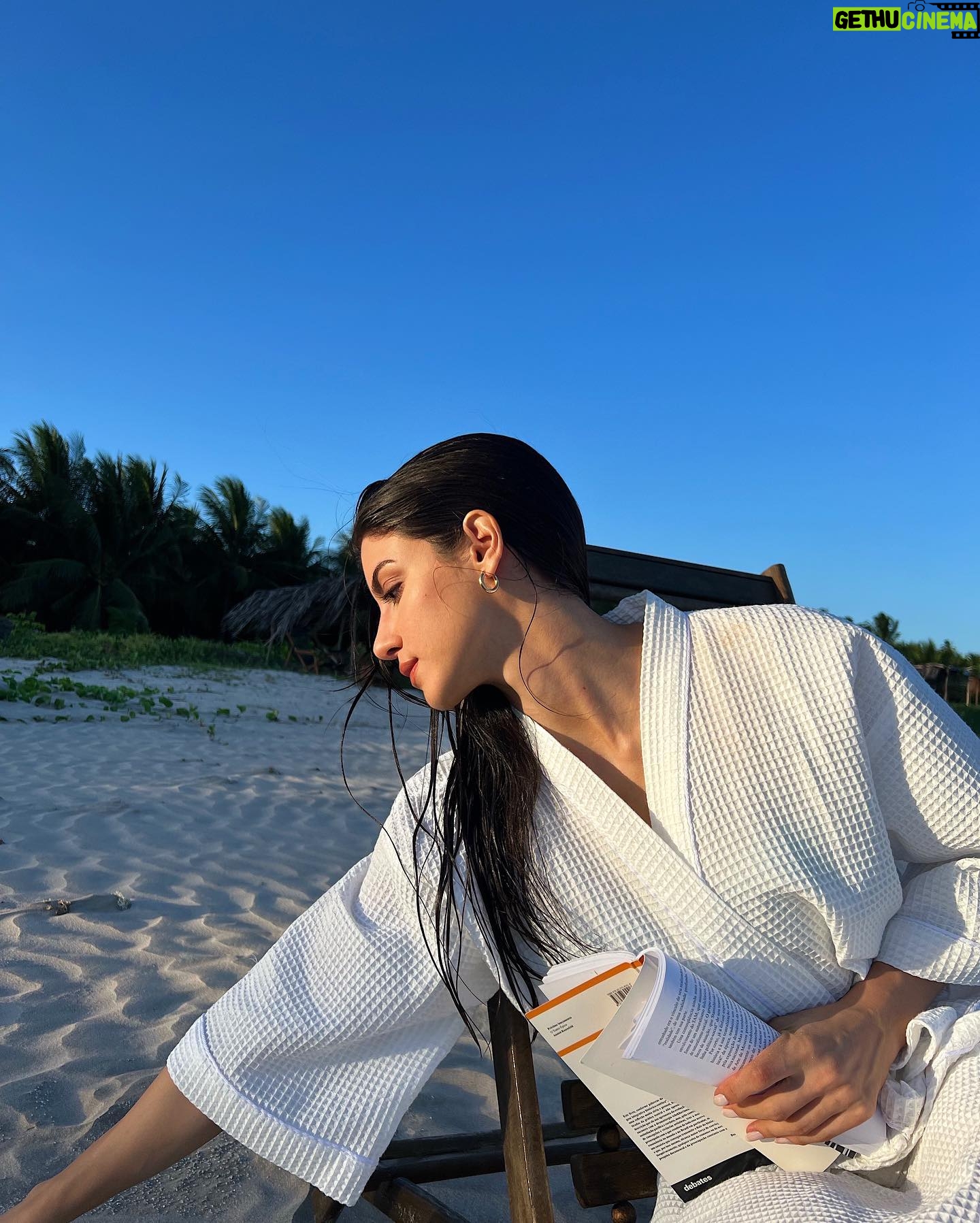Isabela Souza Instagram - Meu primeiro dia em Milagres conhecendo o novo bangalô Maldivas da @villastature 🩵 com piscina, praia e ofurô privativos e uma comida deliciosa 😩🤤 tô encantada