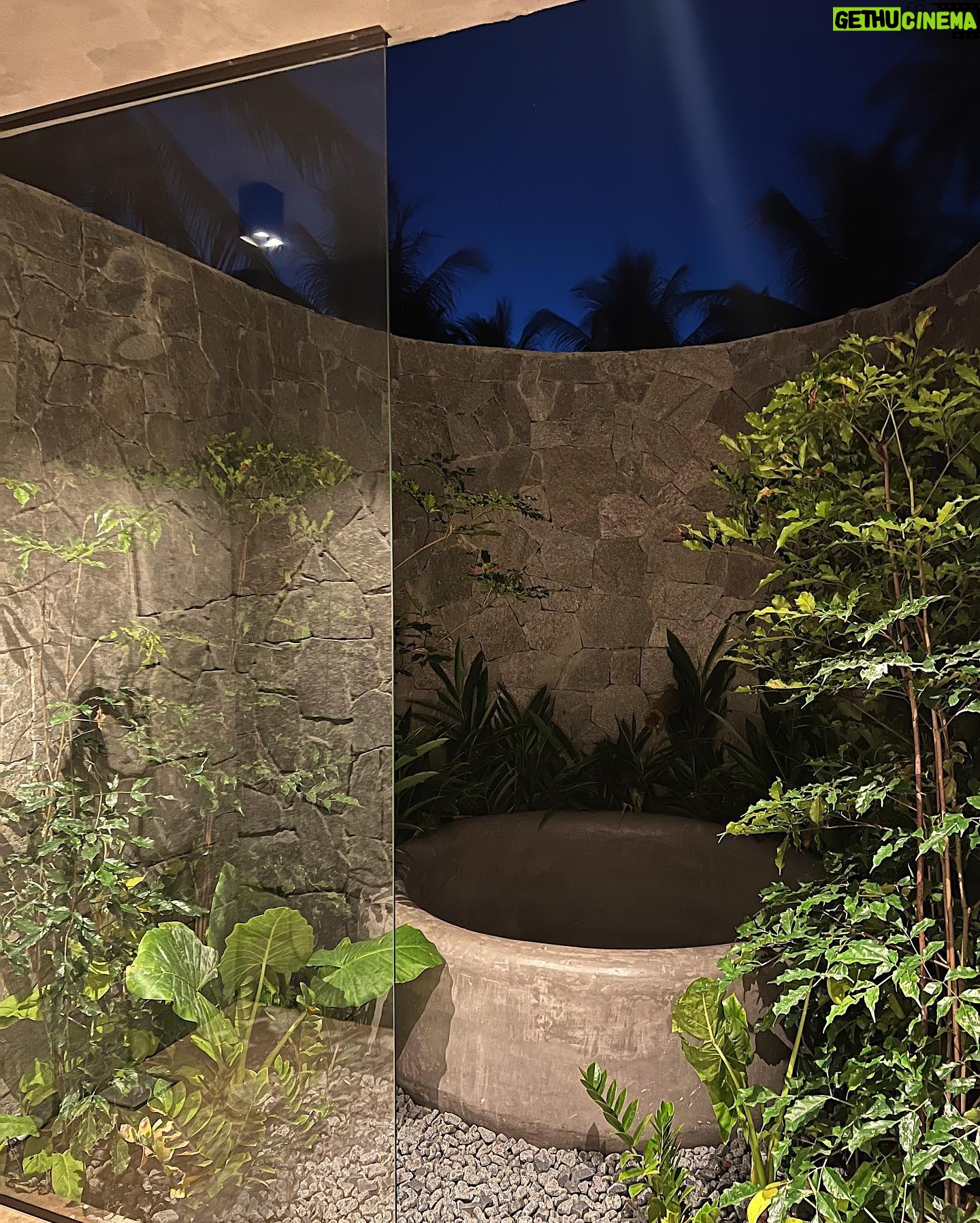 Isabela Souza Instagram - Meu primeiro dia em Milagres conhecendo o novo bangal么 Maldivas da @villastature 馃┑ com piscina, praia e ofur么 privativos e uma comida deliciosa 馃槱馃い t么 encantada