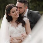 Isabela Souza Instagram - Lá vem a noiva! Isabela Souza conversou com a @lofficielbrasil no dia de seu casamento com Rafa Florenzano no Rio de Janeiro, no último sábado (10) e revelou todos os detalhes e inspirações para o grande dia! Guiada pela estética de casamentos europeus, a estrela da Disney assume que se inspirou na icônica Grace Kelly e na princesa Kate Middleton para idealizar o seu vestido de noiva e penteado! Uma fã assumida de ‘Orgulho e Preconceito’ da escritora Jane Austen, Isa transmite a verdadeira energia de seu casamento dos sonhos em um bate-papo leve, doce e inspirador! Confira no link da bio. Vídeo: @bianchi