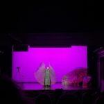 Isabella Rossellini Instagram - Standing Ovations! Legendär, großartig, unterhaltsam, weise und bezaubernd! Ein Abend mit großer Leichtigkeit, hintergründigem Witz und tröstlichen Einsichten in unsere wunderbare Welt, mit einer Bandbreite von der Evolution bis zur Schauspielkunst getragen von großer Empathie! Mit Understatement und selbstironischem Ton demonstriert Isabella Rossellini, wie die Schauspielerei dazu beitragen kann, sich der mysteriösen Natur der Emotionen von Tieren anzunähern, um sie und letztendlich uns selbst zu verstehen. Mit Humor und einfachen, unverbrauchten Mitteln spielt sie auf der Bühne Hunde, Katzen, Hühner, Pfaue und natürlich nicht zuletzt Charles Darwin selbst: „Darwin’s Smile“ und spiegelt dem staunenden Publikum ihre und Darwins Einsichten in unser Miteinander - ein in jeder Hinsicht großer und großartiger Abend! DARWIN’S SMILE Text und Spiel Isabella Rossellini Inszenierung Murielle Mayette-Holtz Ausstattung Rudy Sabounghi Licht Pascal No.l Musik Cyril Giroux Video Andy Byers, Rick Gilbert Produktion Théâtre National de Nice – CDN Nice Côte d’Azur Morgen, Samstag gibt es noch eine Vorstellung mit etwas Glück ergattert man eine zurückgegebene Karte oder ist am Stehplatz mit dabei. #spielplan #vorstellungen #theater #theaterliebe #stpoelten #stpölten #landestheater #landestheaterniederösterreich #kultur #niederösterreich #kunst #sprechtheater #bühnenfotografie #wasistlosinniederösterreich #bühne #theaterstück #stage #isabellarossellini #darwinssmile #natur #tiere #kulturstp2024 #isabellarossellini