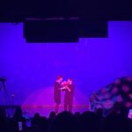 Isabella Rossellini Instagram - Standing Ovations! Legendär, großartig, unterhaltsam, weise und bezaubernd! Ein Abend mit großer Leichtigkeit, hintergründigem Witz und tröstlichen Einsichten in unsere wunderbare Welt, mit einer Bandbreite von der Evolution bis zur Schauspielkunst getragen von großer Empathie! Mit Understatement und selbstironischem Ton demonstriert Isabella Rossellini, wie die Schauspielerei dazu beitragen kann, sich der mysteriösen Natur der Emotionen von Tieren anzunähern, um sie und letztendlich uns selbst zu verstehen. Mit Humor und einfachen, unverbrauchten Mitteln spielt sie auf der Bühne Hunde, Katzen, Hühner, Pfaue und natürlich nicht zuletzt Charles Darwin selbst: „Darwin’s Smile“ und spiegelt dem staunenden Publikum ihre und Darwins Einsichten in unser Miteinander - ein in jeder Hinsicht großer und großartiger Abend! DARWIN’S SMILE Text und Spiel Isabella Rossellini Inszenierung Murielle Mayette-Holtz Ausstattung Rudy Sabounghi Licht Pascal No.l Musik Cyril Giroux Video Andy Byers, Rick Gilbert Produktion Théâtre National de Nice – CDN Nice Côte d’Azur Morgen, Samstag gibt es noch eine Vorstellung mit etwas Glück ergattert man eine zurückgegebene Karte oder ist am Stehplatz mit dabei. #spielplan #vorstellungen #theater #theaterliebe #stpoelten #stpölten #landestheater #landestheaterniederösterreich #kultur #niederösterreich #kunst #sprechtheater #bühnenfotografie #wasistlosinniederösterreich #bühne #theaterstück #stage #isabellarossellini #darwinssmile #natur #tiere #kulturstp2024 #isabellarossellini