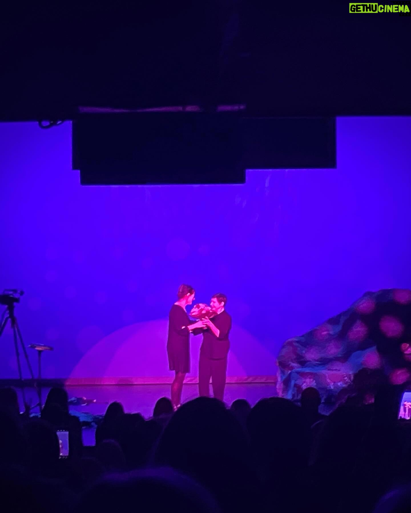 Isabella Rossellini Instagram - Standing Ovations! Legendär, großartig, unterhaltsam, weise und bezaubernd! Ein Abend mit großer Leichtigkeit, hintergründigem Witz und tröstlichen Einsichten in unsere wunderbare Welt, mit einer Bandbreite von der Evolution bis zur Schauspielkunst getragen von großer Empathie! Mit Understatement und selbstironischem Ton demonstriert Isabella Rossellini, wie die Schauspielerei dazu beitragen kann, sich der mysteriösen Natur der Emotionen von Tieren anzunähern, um sie und letztendlich uns selbst zu verstehen. Mit Humor und einfachen, unverbrauchten Mitteln spielt sie auf der Bühne Hunde, Katzen, Hühner, Pfaue und natürlich nicht zuletzt Charles Darwin selbst: „Darwin’s Smile“ und spiegelt dem staunenden Publikum ihre und Darwins Einsichten in unser Miteinander - ein in jeder Hinsicht großer und großartiger Abend! DARWIN’S SMILE Text und Spiel Isabella Rossellini Inszenierung Murielle Mayette-Holtz Ausstattung Rudy Sabounghi Licht Pascal No.l Musik Cyril Giroux Video Andy Byers, Rick Gilbert Produktion Théâtre National de Nice – CDN Nice Côte d’Azur Morgen, Samstag gibt es noch eine Vorstellung mit etwas Glück ergattert man eine zurückgegebene Karte oder ist am Stehplatz mit dabei. #spielplan #vorstellungen #theater #theaterliebe #stpoelten #stpölten #landestheater #landestheaterniederösterreich #kultur #niederösterreich #kunst #sprechtheater #bühnenfotografie #wasistlosinniederösterreich #bühne #theaterstück #stage #isabellarossellini #darwinssmile #natur #tiere #kulturstp2024 #isabellarossellini