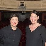 Isabella Rossellini Instagram - Standing Ovations! Legendär, großartig, unterhaltsam, weise und bezaubernd! Ein Abend mit großer Leichtigkeit, hintergründigem Witz und tröstlichen Einsichten in unsere wunderbare Welt, mit einer Bandbreite von der Evolution bis zur Schauspielkunst getragen von großer Empathie! Mit Understatement und selbstironischem Ton demonstriert Isabella Rossellini, wie die Schauspielerei dazu beitragen kann, sich der mysteriösen Natur der Emotionen von Tieren anzunähern, um sie und letztendlich uns selbst zu verstehen. Mit Humor und einfachen, unverbrauchten Mitteln spielt sie auf der Bühne Hunde, Katzen, Hühner, Pfaue und natürlich nicht zuletzt Charles Darwin selbst: „Darwin’s Smile“ und spiegelt dem staunenden Publikum ihre und Darwins Einsichten in unser Miteinander - ein in jeder Hinsicht großer und großartiger Abend! DARWIN’S SMILE Text und Spiel Isabella Rossellini Inszenierung Murielle Mayette-Holtz Ausstattung Rudy Sabounghi Licht Pascal No.l Musik Cyril Giroux Video Andy Byers, Rick Gilbert Produktion Théâtre National de Nice – CDN Nice Côte d’Azur Morgen, Samstag gibt es noch eine Vorstellung mit etwas Glück ergattert man eine zurückgegebene Karte oder ist am Stehplatz mit dabei. #spielplan #vorstellungen #theater #theaterliebe #stpoelten #stpölten #landestheater #landestheaterniederösterreich #kultur #niederösterreich #kunst #sprechtheater #bühnenfotografie #wasistlosinniederösterreich #bühne #theaterstück #stage #isabellarossellini #darwinssmile #natur #tiere #kulturstp2024 #isabellarossellini