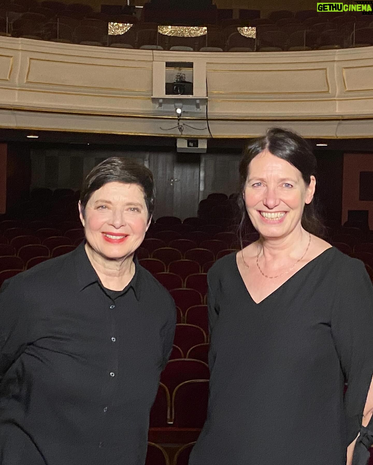 Isabella Rossellini Instagram - Standing Ovations! Legendär, großartig, unterhaltsam, weise und bezaubernd! Ein Abend mit großer Leichtigkeit, hintergründigem Witz und tröstlichen Einsichten in unsere wunderbare Welt, mit einer Bandbreite von der Evolution bis zur Schauspielkunst getragen von großer Empathie! Mit Understatement und selbstironischem Ton demonstriert Isabella Rossellini, wie die Schauspielerei dazu beitragen kann, sich der mysteriösen Natur der Emotionen von Tieren anzunähern, um sie und letztendlich uns selbst zu verstehen. Mit Humor und einfachen, unverbrauchten Mitteln spielt sie auf der Bühne Hunde, Katzen, Hühner, Pfaue und natürlich nicht zuletzt Charles Darwin selbst: „Darwin’s Smile“ und spiegelt dem staunenden Publikum ihre und Darwins Einsichten in unser Miteinander - ein in jeder Hinsicht großer und großartiger Abend! DARWIN’S SMILE Text und Spiel Isabella Rossellini Inszenierung Murielle Mayette-Holtz Ausstattung Rudy Sabounghi Licht Pascal No.l Musik Cyril Giroux Video Andy Byers, Rick Gilbert Produktion Théâtre National de Nice – CDN Nice Côte d’Azur Morgen, Samstag gibt es noch eine Vorstellung mit etwas Glück ergattert man eine zurückgegebene Karte oder ist am Stehplatz mit dabei. #spielplan #vorstellungen #theater #theaterliebe #stpoelten #stpölten #landestheater #landestheaterniederösterreich #kultur #niederösterreich #kunst #sprechtheater #bühnenfotografie #wasistlosinniederösterreich #bühne #theaterstück #stage #isabellarossellini #darwinssmile #natur #tiere #kulturstp2024 #isabellarossellini