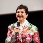 Isabella Rossellini Instagram - «Questa serie di film corti è cominciata 15 anni fa, grazie a Robert Redford. Era nato YouTube e Robert Redford è stato il primo a dire che i formati dei film corti gli ricordavano l’inizio del cinema muto, di cui lui aveva molto apprezzato i film di Buster Keaton, di Harold Lloyd, di Chaplin. Io avevo fatto un film su mio padre che si chiama “Mio padre ha 100 anni”, che a lui era molto piaciuto». Pausa. «Mio padre è Roberto Rossellini». Ecco tutta l’ironia, la verve e l’intelligenza di Isabella Rossellini, stasera al Cinema Troisi! In veste di autrice ha presentato alla sala sold out la rassegna “Green Porno e altri corti”, nel corso dell’evento realizzato in collaborazione con @mubiitalia e @siae_official, moderato dallo scrittore e saggista @antoniomondaofficial 📸 @lucadammicco