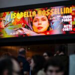 Isabella Rossellini Instagram - «Questa serie di film corti è cominciata 15 anni fa, grazie a Robert Redford. Era nato YouTube e Robert Redford è stato il primo a dire che i formati dei film corti gli ricordavano l’inizio del cinema muto, di cui lui aveva molto apprezzato i film di Buster Keaton, di Harold Lloyd, di Chaplin. Io avevo fatto un film su mio padre che si chiama “Mio padre ha 100 anni”, che a lui era molto piaciuto». Pausa. «Mio padre è Roberto Rossellini». Ecco tutta l’ironia, la verve e l’intelligenza di Isabella Rossellini, stasera al Cinema Troisi! In veste di autrice ha presentato alla sala sold out la rassegna “Green Porno e altri corti”, nel corso dell’evento realizzato in collaborazione con @mubiitalia e @siae_official, moderato dallo scrittore e saggista @antoniomondaofficial 📸 @lucadammicco
