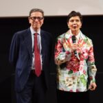 Isabella Rossellini Instagram - «Questa serie di film corti è cominciata 15 anni fa, grazie a Robert Redford. Era nato YouTube e Robert Redford è stato il primo a dire che i formati dei film corti gli ricordavano l’inizio del cinema muto, di cui lui aveva molto apprezzato i film di Buster Keaton, di Harold Lloyd, di Chaplin. Io avevo fatto un film su mio padre che si chiama “Mio padre ha 100 anni”, che a lui era molto piaciuto». Pausa. «Mio padre è Roberto Rossellini». Ecco tutta l’ironia, la verve e l’intelligenza di Isabella Rossellini, stasera al Cinema Troisi! In veste di autrice ha presentato alla sala sold out la rassegna “Green Porno e altri corti”, nel corso dell’evento realizzato in collaborazione con @mubiitalia e @siae_official, moderato dallo scrittore e saggista @antoniomondaofficial 📸 @lucadammicco