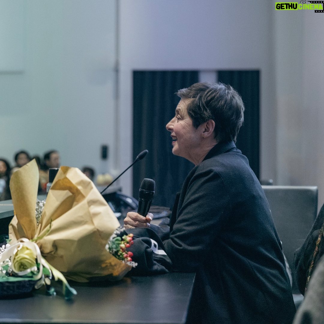 Isabella Rossellini Instagram - Last week, Undergraduate and Master students even sat on the steps of the Aula Magna to find a seat and welcome @isabellarossellini's presentation. Actress, model and fashion icon Isabella Rossellini introduced us to Mama Farm, which offers the possibility of experimenting with a new idea, including the use of rare fleece producers by heritage breeds of sheep. Isabella finally visited some of our classrooms and labs inside the campus while students kept stopping her, asking for suggestions and hunger to let her see their work. Thank you, Isabella!