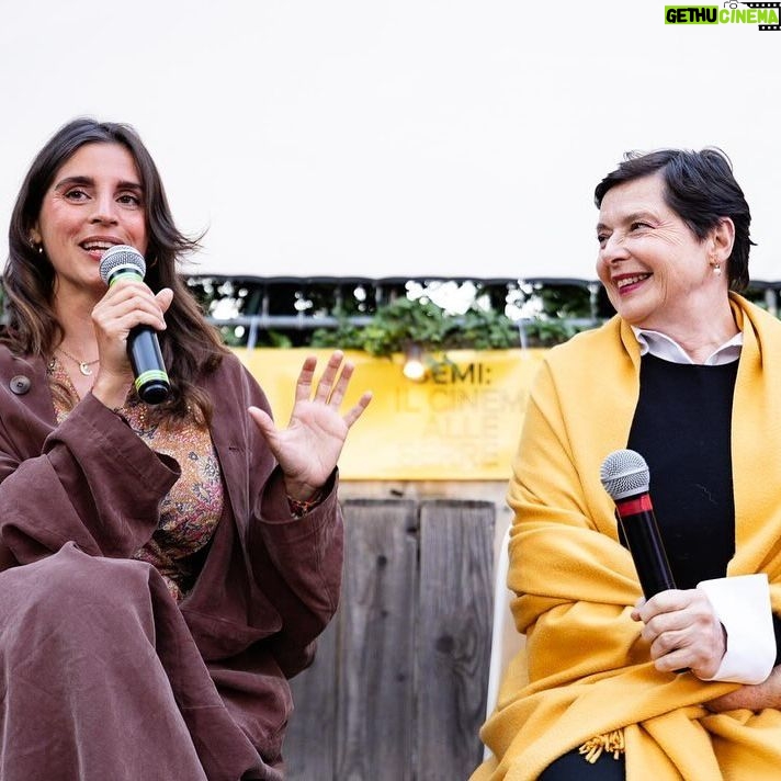 Isabella Rossellini Instagram - Alcune foto della serata di ieri a @leserredeigiardini con Isabella Rossellini che assieme a Mia Canestrini ha presentato i suoi cortometraggi GREEN PORNO, MAMMAS e SEDUCE ME.