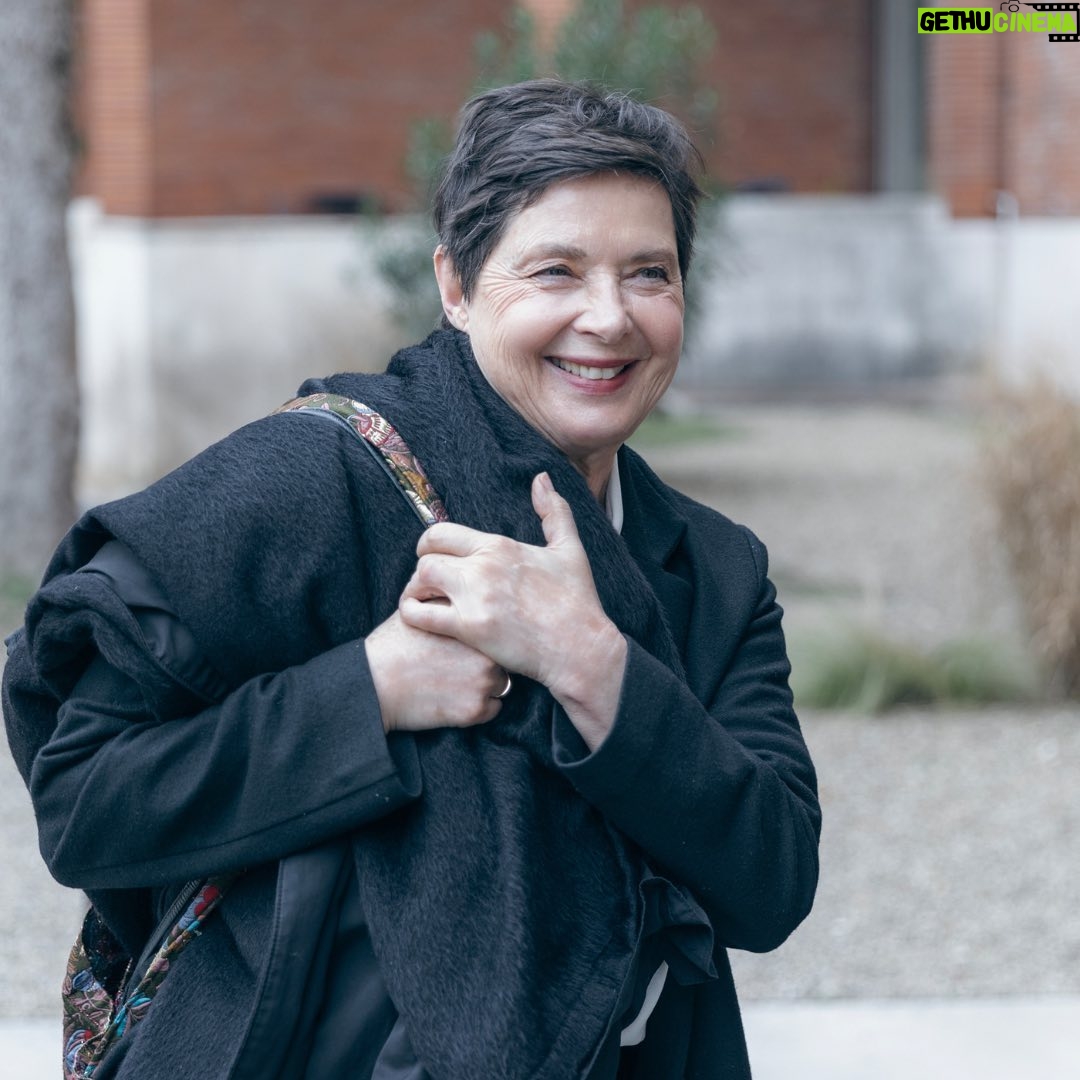 Isabella Rossellini Instagram - Last week, Undergraduate and Master students even sat on the steps of the Aula Magna to find a seat and welcome @isabellarossellini's presentation. Actress, model and fashion icon Isabella Rossellini introduced us to Mama Farm, which offers the possibility of experimenting with a new idea, including the use of rare fleece producers by heritage breeds of sheep. Isabella finally visited some of our classrooms and labs inside the campus while students kept stopping her, asking for suggestions and hunger to let her see their work. Thank you, Isabella!