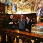 Isabella Rossellini Instagram - In Assisi for @umbriagreenfestival with my show DARWIN’S SMILE. In the photos with my precious collaborators @andy_bright_studio and Guido Torlonia @guitor in the church dedicated to St. Francis protector of animals . Father Giulio gave us the most touching tour of the Church where St. Francis is buried . I have been thinking about all my animals at @mamafarm !