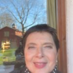 Isabella Rossellini Instagram - IL SORRISO DI DARWIN , il mio monologo su Darwin, e le sue ipotesi sull’ le espressioni delle emozioni umane e animali .., tutto quello che mi interessa : recitare che e le espressioni delle emozioni umane , e gli studi che ho fatto di etologia ( comportamento animale ) e le espressioni d’emozioni degli animali. . Porto lo spettacolo in Italia a gennaio a BASSANO DI GRAPPA, VICENZA, ASSISI, TRIESTE , FIRENZE @teatrodellapergola @teatroremondini , @umbriagreenfestival @tcvicenza