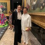 Isabella Rossellini Instagram - With Domenico Dolce and Stefano Gabbana at the inauguration of their extraordinary exhibit “ Dal cuore alle Mani” in Milano celebrating Italian cultural heritage , artisans and artists who inspired their work. Here some photos of me with the distinguished guests-curator Florence Müller , Helen Mirren , Anh Doug who created a series of beautiful paintings with D& G fashion proving the point that fashion i theater but the person I spent more time with was the kind and wise Demi More @dolcegabbana @helenmirren @demimoore @cher @naomi @anhduongart
