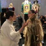 Isabella Rossellini Instagram - With Domenico Dolce and Stefano Gabbana at the inauguration of their extraordinary exhibit “ Dal cuore alle Mani” in Milano celebrating Italian cultural heritage , artisans and artists who inspired their work. Here some photos of me with the distinguished guests-curator Florence Müller , Helen Mirren , Anh Doug who created a series of beautiful paintings with D& G fashion proving the point that fashion i theater but the person I spent more time with was the kind and wise Demi More @dolcegabbana @helenmirren @demimoore @cher @naomi @anhduongart