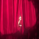 Isabella Rossellini Instagram - Standing Ovations! Legendär, großartig, unterhaltsam, weise und bezaubernd! Ein Abend mit großer Leichtigkeit, hintergründigem Witz und tröstlichen Einsichten in unsere wunderbare Welt, mit einer Bandbreite von der Evolution bis zur Schauspielkunst getragen von großer Empathie! Mit Understatement und selbstironischem Ton demonstriert Isabella Rossellini, wie die Schauspielerei dazu beitragen kann, sich der mysteriösen Natur der Emotionen von Tieren anzunähern, um sie und letztendlich uns selbst zu verstehen. Mit Humor und einfachen, unverbrauchten Mitteln spielt sie auf der Bühne Hunde, Katzen, Hühner, Pfaue und natürlich nicht zuletzt Charles Darwin selbst: „Darwin’s Smile“ und spiegelt dem staunenden Publikum ihre und Darwins Einsichten in unser Miteinander - ein in jeder Hinsicht großer und großartiger Abend! DARWIN’S SMILE Text und Spiel Isabella Rossellini Inszenierung Murielle Mayette-Holtz Ausstattung Rudy Sabounghi Licht Pascal No.l Musik Cyril Giroux Video Andy Byers, Rick Gilbert Produktion Théâtre National de Nice – CDN Nice Côte d’Azur Morgen, Samstag gibt es noch eine Vorstellung mit etwas Glück ergattert man eine zurückgegebene Karte oder ist am Stehplatz mit dabei. #spielplan #vorstellungen #theater #theaterliebe #stpoelten #stpölten #landestheater #landestheaterniederösterreich #kultur #niederösterreich #kunst #sprechtheater #bühnenfotografie #wasistlosinniederösterreich #bühne #theaterstück #stage #isabellarossellini #darwinssmile #natur #tiere #kulturstp2024 #isabellarossellini