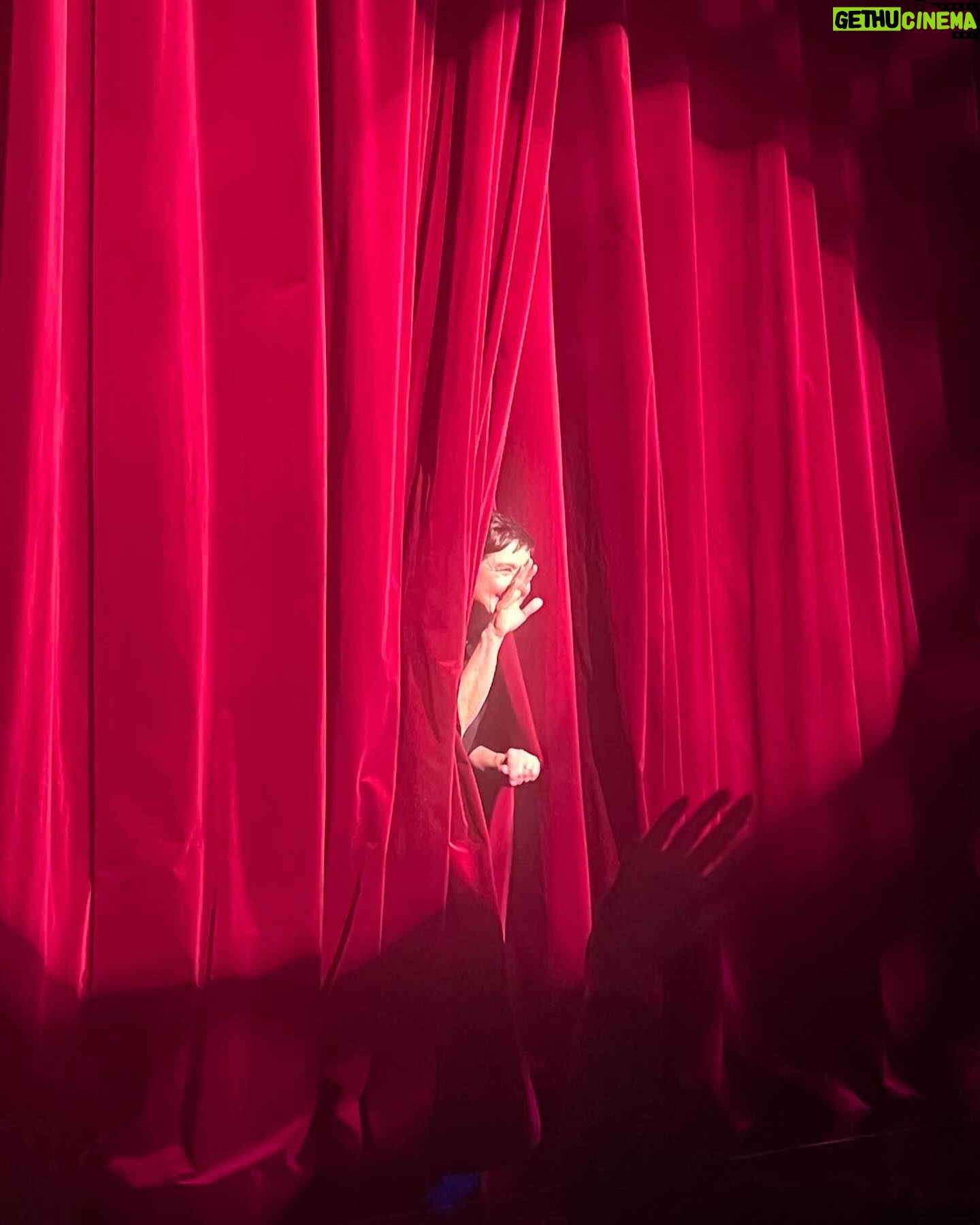 Isabella Rossellini Instagram - Standing Ovations! Legendär, großartig, unterhaltsam, weise und bezaubernd! Ein Abend mit großer Leichtigkeit, hintergründigem Witz und tröstlichen Einsichten in unsere wunderbare Welt, mit einer Bandbreite von der Evolution bis zur Schauspielkunst getragen von großer Empathie! Mit Understatement und selbstironischem Ton demonstriert Isabella Rossellini, wie die Schauspielerei dazu beitragen kann, sich der mysteriösen Natur der Emotionen von Tieren anzunähern, um sie und letztendlich uns selbst zu verstehen. Mit Humor und einfachen, unverbrauchten Mitteln spielt sie auf der Bühne Hunde, Katzen, Hühner, Pfaue und natürlich nicht zuletzt Charles Darwin selbst: „Darwin’s Smile“ und spiegelt dem staunenden Publikum ihre und Darwins Einsichten in unser Miteinander - ein in jeder Hinsicht großer und großartiger Abend! DARWIN’S SMILE Text und Spiel Isabella Rossellini Inszenierung Murielle Mayette-Holtz Ausstattung Rudy Sabounghi Licht Pascal No.l Musik Cyril Giroux Video Andy Byers, Rick Gilbert Produktion Théâtre National de Nice – CDN Nice Côte d’Azur Morgen, Samstag gibt es noch eine Vorstellung mit etwas Glück ergattert man eine zurückgegebene Karte oder ist am Stehplatz mit dabei. #spielplan #vorstellungen #theater #theaterliebe #stpoelten #stpölten #landestheater #landestheaterniederösterreich #kultur #niederösterreich #kunst #sprechtheater #bühnenfotografie #wasistlosinniederösterreich #bühne #theaterstück #stage #isabellarossellini #darwinssmile #natur #tiere #kulturstp2024 #isabellarossellini