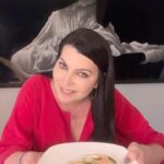Isabella Santodomingo Instagram – Acabo de ver el video en el que @carminavillegas.cv muestra cómo se come un huevo frito… además con toda la elegancia y la clase que la caracteriza…es una Eggsperta . Como mi cabeza funciona distinto (😬) pensé que hablaba de tipos de tipos, o de huevos ? de los que debemos huir si queremos ser felices. (Error 🙈) En fin, aquí les digo cómo como yo los huevos fritos y me encantaría saber cómo se comen ustedes los suyos. 😉 Los leo.