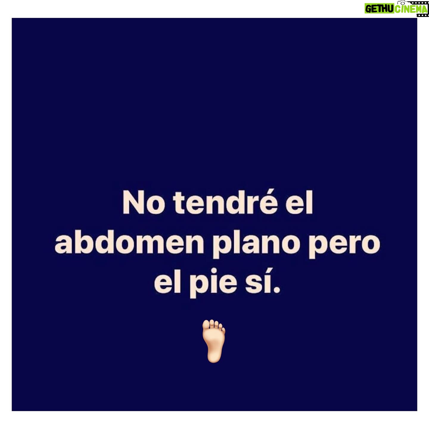Isabella Santodomingo Instagram - Si me ausento a veces no es porque me de pereza subir cosas a mi IG, ni porque esté demasiado ocupada para hacerlo. Es porque es difícil tratar de subirle el ánimo a los demás cuando el propio está por el piso. Les cuento: Mi segunda cirugía de oído (Canaloplastia) no salió bien y eso me tiene lejos de estar animada y positiva, como siempre. Ya son 5 meses con un dolor intenso que va y viene, con antibióticos y sin poder escuchar bien por mi oído izquierdo. La otra semana tengo cita con un nuevo otólogo y creo que me van a tener que operar otra vez para abrir nuevamente mi conducto auditivo. Todo esto para decirles que aquí sigo, a medias y medio chueca, pero con la esperanza de poder salir de esto tan feo que me ha mantenido aislada, triste y alejada de todo y de todos. Para finalizar, les digo lo más importante de todo: cuiden sus oídos. No se imaginan lo delicados que son, lo que duele una cirugía de éstas y lo que tarda la recuperación. Saludos. ❣️ •• #Isagram