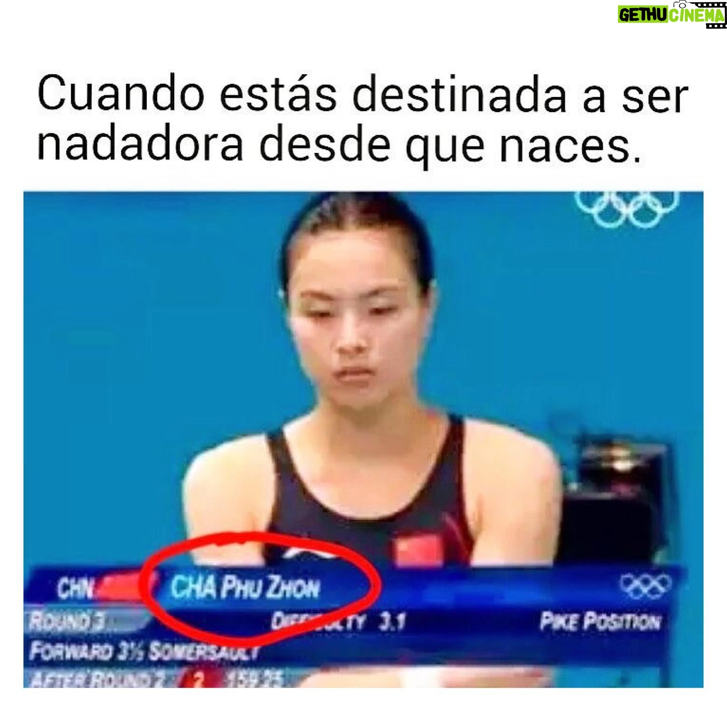 Isabella Santodomingo Instagram - Si me ausento a veces no es porque me de pereza subir cosas a mi IG, ni porque esté demasiado ocupada para hacerlo. Es porque es difícil tratar de subirle el ánimo a los demás cuando el propio está por el piso. Les cuento: Mi segunda cirugía de oído (Canaloplastia) no salió bien y eso me tiene lejos de estar animada y positiva, como siempre. Ya son 5 meses con un dolor intenso que va y viene, con antibióticos y sin poder escuchar bien por mi oído izquierdo. La otra semana tengo cita con un nuevo otólogo y creo que me van a tener que operar otra vez para abrir nuevamente mi conducto auditivo. Todo esto para decirles que aquí sigo, a medias y medio chueca, pero con la esperanza de poder salir de esto tan feo que me ha mantenido aislada, triste y alejada de todo y de todos. Para finalizar, les digo lo más importante de todo: cuiden sus oídos. No se imaginan lo delicados que son, lo que duele una cirugía de éstas y lo que tarda la recuperación. Saludos. ❣️ •• #Isagram