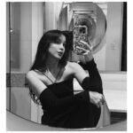 Isabella Santodomingo Instagram – @diossa.aiff ❤️ La relación entre mi hija y yo ha pasado por años muy difíciles llenos de discusiones tontas y dolorosos distanciamientos que ninguna de las dos entendía bien pues lo único que siempre hemos tenido claro es que nos queremos mucho y que siempre-siempre, estemos donde estemos, contamos la una con la otra. Un día, de repente, todo mejoró. No porque Dani haya madurado… o tal vez, yo. Todo mejoró cuando aprendí a soltar. Cuando entendí que los hijos no son una propiedad, tienen voluntad propia y una misión de vida posiblemente distinta a la de nosotros, sus padres. Entendí que nuestra función es guiarlos, apoyarlos y darles las herramientas para salir al mundo a vivir su propia aventura. Pero, lo que más me sirvió, fue acordarme de que yo había hecho lo mismo que ella cuando me fui de mi casa: busqué mi propio destino así éste me llevara lejos de mis seres queridos. Cuando solté, no sólo Dani regresó, ya no como adolescente rebelde, sino como una mujer fuerte, decidida, valiente, con metas claras… como una aliada y amiga. Sobrevivimos esos años horribles de tanto dolor y salimos con nuestra relación fortalecida. Los hijos no son para que nos solucionen la vida cuando seamos viejos, los criamos para que puedan vivir, compartir y aportarle a la sociedad. Criemos buenos seres humanos, para soltarlos cuando sea el momento, para abrazarlos cuando regresen por cuenta propia y para poder decir orgullosos que verdaderamente hicimos una buena labor como padres. Y, si su hij@ adolescente está en su etapa insoportable… déle su espacio y déselo a usted mism@ y ya verá como solitos y cargados de amor, siempre regresan. 😉❤️ Te amo, Dani. 
••
#Isagram