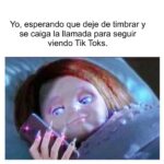 Isabella Santodomingo Instagram – @diossa.aiff ❤️ La relación entre mi hija y yo ha pasado por años muy difíciles llenos de discusiones tontas y dolorosos distanciamientos que ninguna de las dos entendía bien pues lo único que siempre hemos tenido claro es que nos queremos mucho y que siempre-siempre, estemos donde estemos, contamos la una con la otra. Un día, de repente, todo mejoró. No porque Dani haya madurado… o tal vez, yo. Todo mejoró cuando aprendí a soltar. Cuando entendí que los hijos no son una propiedad, tienen voluntad propia y una misión de vida posiblemente distinta a la de nosotros, sus padres. Entendí que nuestra función es guiarlos, apoyarlos y darles las herramientas para salir al mundo a vivir su propia aventura. Pero, lo que más me sirvió, fue acordarme de que yo había hecho lo mismo que ella cuando me fui de mi casa: busqué mi propio destino así éste me llevara lejos de mis seres queridos. Cuando solté, no sólo Dani regresó, ya no como adolescente rebelde, sino como una mujer fuerte, decidida, valiente, con metas claras… como una aliada y amiga. Sobrevivimos esos años horribles de tanto dolor y salimos con nuestra relación fortalecida. Los hijos no son para que nos solucionen la vida cuando seamos viejos, los criamos para que puedan vivir, compartir y aportarle a la sociedad. Criemos buenos seres humanos, para soltarlos cuando sea el momento, para abrazarlos cuando regresen por cuenta propia y para poder decir orgullosos que verdaderamente hicimos una buena labor como padres. Y, si su hij@ adolescente está en su etapa insoportable… déle su espacio y déselo a usted mism@ y ya verá como solitos y cargados de amor, siempre regresan. 😉❤️ Te amo, Dani. 
••
#Isagram