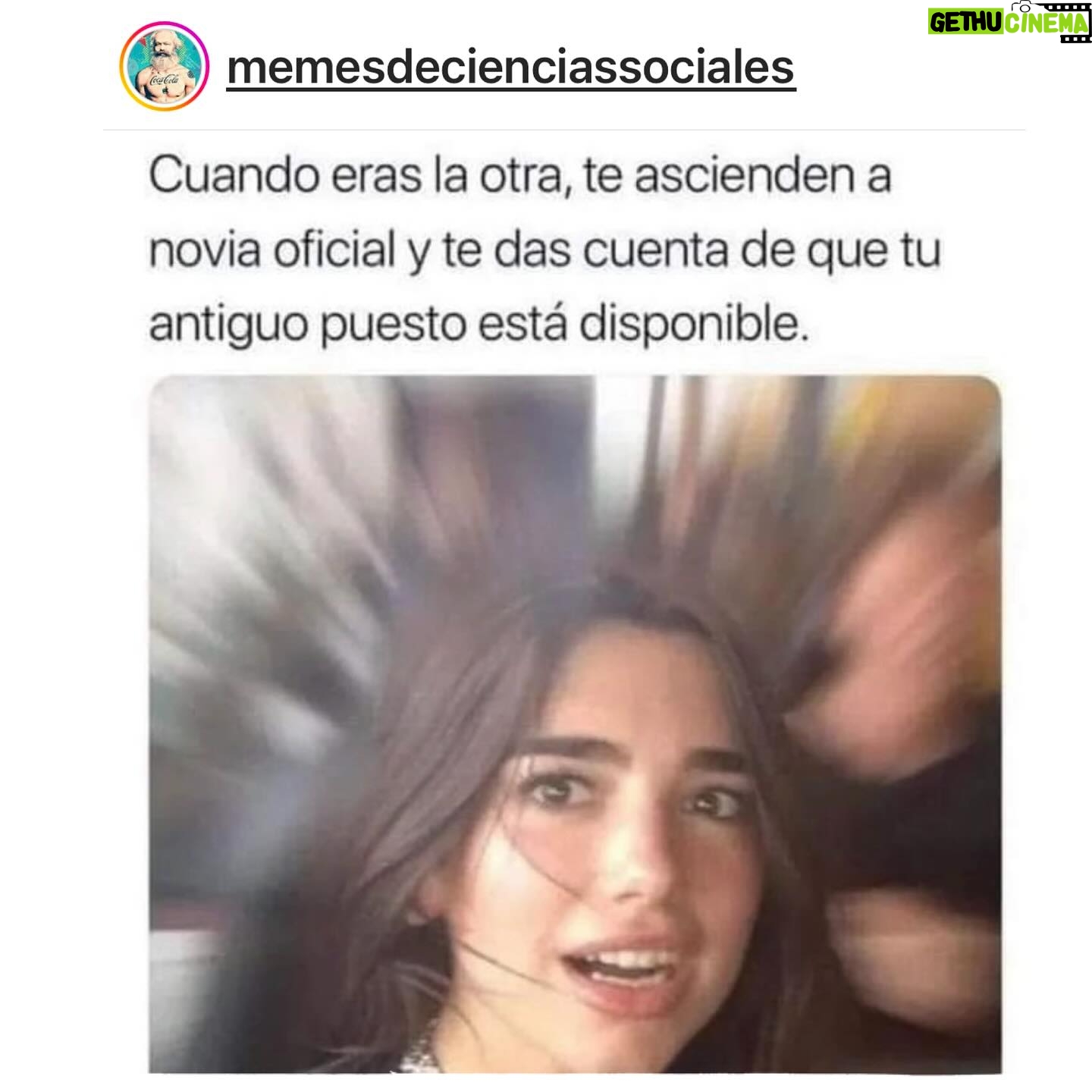 Isabella Santodomingo Instagram - @diossa.aiff ❤️ La relación entre mi hija y yo ha pasado por años muy difíciles llenos de discusiones tontas y dolorosos distanciamientos que ninguna de las dos entendía bien pues lo único que siempre hemos tenido claro es que nos queremos mucho y que siempre-siempre, estemos donde estemos, contamos la una con la otra. Un día, de repente, todo mejoró. No porque Dani haya madurado… o tal vez, yo. Todo mejoró cuando aprendí a soltar. Cuando entendí que los hijos no son una propiedad, tienen voluntad propia y una misión de vida posiblemente distinta a la de nosotros, sus padres. Entendí que nuestra función es guiarlos, apoyarlos y darles las herramientas para salir al mundo a vivir su propia aventura. Pero, lo que más me sirvió, fue acordarme de que yo había hecho lo mismo que ella cuando me fui de mi casa: busqué mi propio destino así éste me llevara lejos de mis seres queridos. Cuando solté, no sólo Dani regresó, ya no como adolescente rebelde, sino como una mujer fuerte, decidida, valiente, con metas claras… como una aliada y amiga. Sobrevivimos esos años horribles de tanto dolor y salimos con nuestra relación fortalecida. Los hijos no son para que nos solucionen la vida cuando seamos viejos, los criamos para que puedan vivir, compartir y aportarle a la sociedad. Criemos buenos seres humanos, para soltarlos cuando sea el momento, para abrazarlos cuando regresen por cuenta propia y para poder decir orgullosos que verdaderamente hicimos una buena labor como padres. Y, si su hij@ adolescente está en su etapa insoportable… déle su espacio y déselo a usted mism@ y ya verá como solitos y cargados de amor, siempre regresan. 😉❤️ Te amo, Dani. •• #Isagram