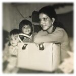 Isabella Santodomingo Instagram – Feliz Día de la Madre para todas esas mamás maravillosas que me siguen! Que este día esté lleno de besos, de abrazos, de risas y de puras cosas bonitas para cada una de ustedes. (La foto es de mi mamá, con mi hermana Kary (la rubia con carita de ángel 👼🏻) y con la necia al fondo, que soy yo con mi corte de “totuma”. No sé si algunos aquí recuerdan qué es un “Monchhichi” pero, hagan de cuenta, así tal cual me veía yo chiquita. 😋). 
••
#Isagram #felizdiadelasmadres