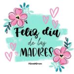 Isabella Santodomingo Instagram – Feliz Día de la Madre para todas esas mamás maravillosas que me siguen! Que este día esté lleno de besos, de abrazos, de risas y de puras cosas bonitas para cada una de ustedes. (La foto es de mi mamá, con mi hermana Kary (la rubia con carita de ángel 👼🏻) y con la necia al fondo, que soy yo con mi corte de “totuma”. No sé si algunos aquí recuerdan qué es un “Monchhichi” pero, hagan de cuenta, así tal cual me veía yo chiquita. 😋). 
••
#Isagram #felizdiadelasmadres