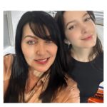 Isabella Santodomingo Instagram – No supe cómo quitarme la sombra de la cara pero, es una foto de ayer en la @filbogota justo antes de la presentación de mi libro “Revivamos Nuestra Histeria”. Gracias a @yiya2024 al Dr. @jorgealbertogarciamd a mi hija @diossa.aiff a Nico y a todo ese público increíble que me acompañó ayer en @Corferias – con lluvia y todo, qué energía más increíble. (Algunas fotos del evento, en mis historias) Gracias infinitas.🙏🏻
••
#Isagram