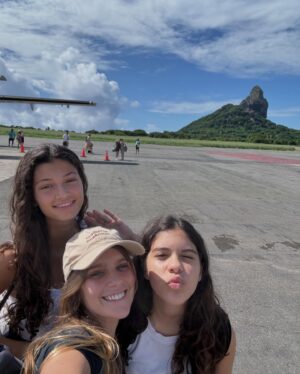 Isabella Santoni Instagram - R.I.P to my 20’s ⚰️ quem viveu, viveu! 🤪 agora são 3 dias deitada pra recuperar uma cachaça 😂