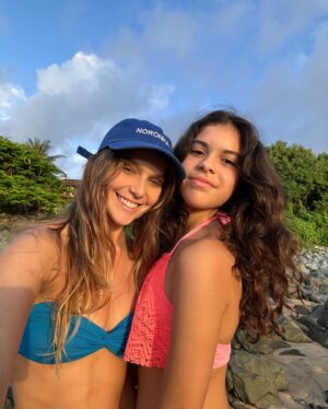 Isabella Santoni Instagram - R.I.P to my 20’s ⚰️ quem viveu, viveu! 🤪 agora são 3 dias deitada pra recuperar uma cachaça 😂