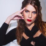 Isabella Santoni Instagram – Combinação mais que perfeita: all black e um red lips de respeito! 😜💋