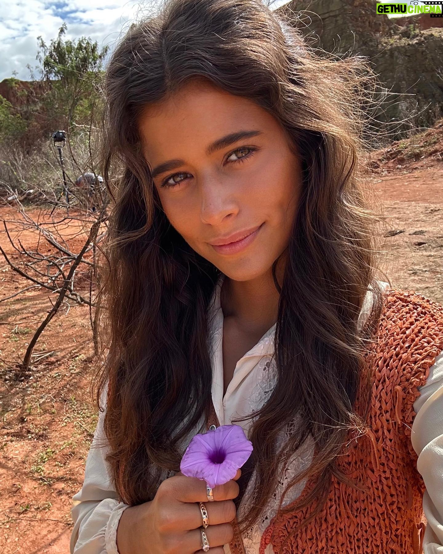 Isadora Cruz Instagram - Começando outubro com um dump de setembro porque a vida tá linda demais 🌈☀️🪐🌺🌪️🧚♀️🎶💘