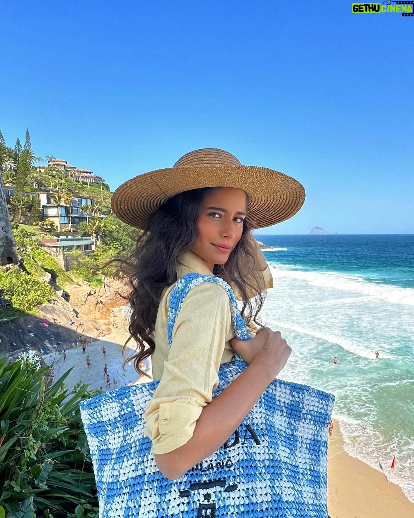 Isadora Cruz Instagram - #SeaBeyond foi criado para conscientizar estudantes do mundo sobre a importância de preservar os nossos oceanos e o poder da moda circular 💙 @unescobrasil @unoceandecade @prada #PradaReNylon #Ecobag #ModaSustentável