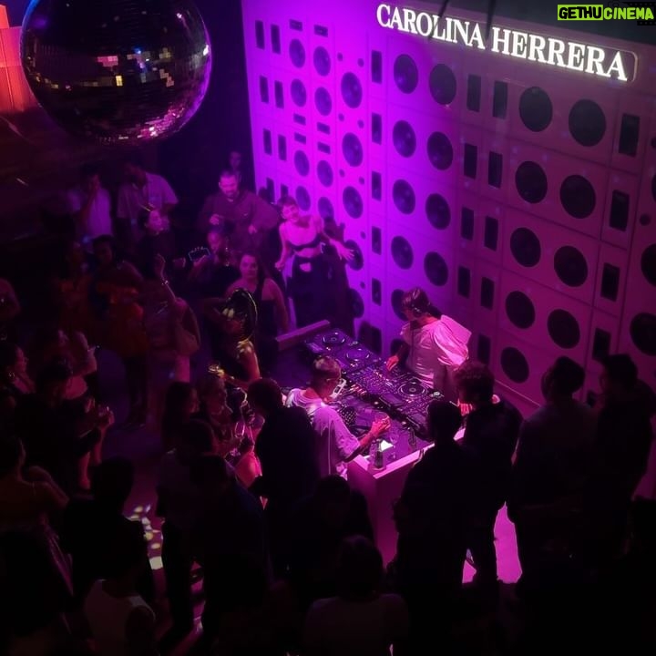 Isidora Vives Instagram - Party time with 212 Carolina Herrera🤍 Que días 🌙 #212carolinaherrera #publicidad