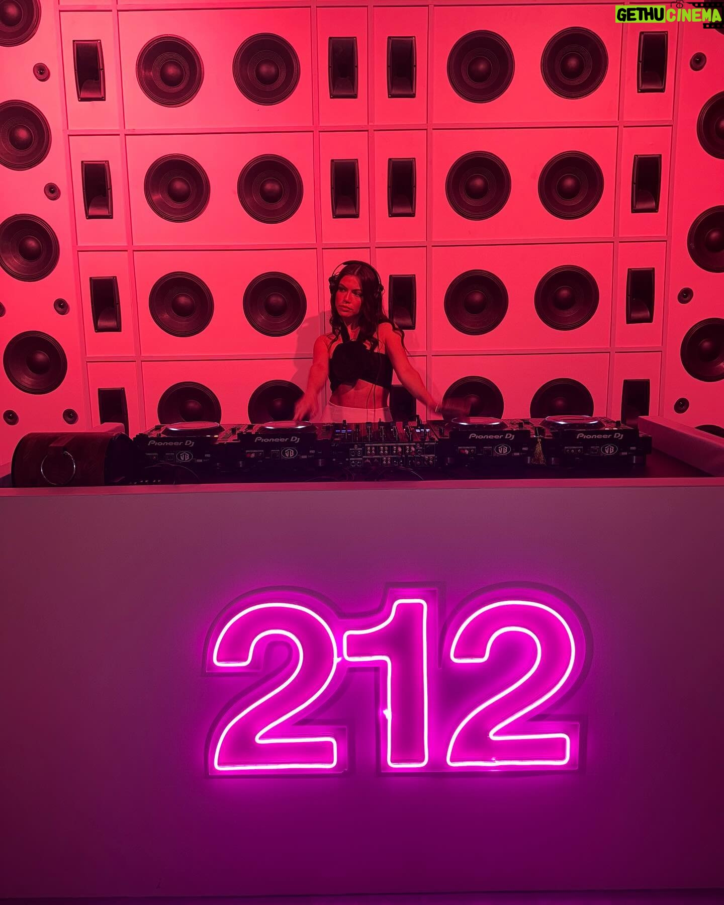 Isidora Vives Instagram - Party time with 212 Carolina Herrera🤍 Que días 🌙 #212carolinaherrera #publicidad