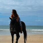 Isis Valverde Instagram - Dou respeito às coisas desimportantes e aos seres desimportantes. Prezo insetos mais que aviões. Prezo a velocidade das tartarugas mais que a dos mísseis. Tenho em mim esse atraso de nascença. Eu fui aparelhado para gostar de passarinhos. Tenho abundância de ser feliz por isso. Meu quintal é maior do que o mundo. Manoel de Barros