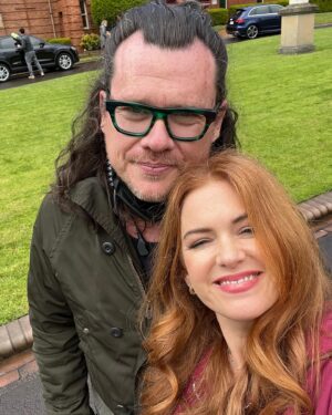 Isla Fisher Instagram - And that’s a wrap on Wolf Like Me 🐺We are so excited to bring you season 2! Thanks to the incomparable @abeforsythe the brilliant @jodimatterson and @brunapapandrea and @madeupstories our partners @stanaustralia and @peacocktv 
And to the dream cast @arieldonoghue and my fav co-star @joshgad
Thank you for a fantastic COVID filled shoot ❤️