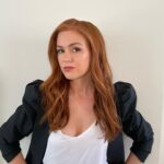 Isla Fisher Instagram - Looking very serious before I got silly making fun content with the incredible team today @welbeckkids to promote my first picture book Mazy the Movie Star. Out soon (End of September in the UK and early October Oz/NZ - or please see my linktree in bio to preorder 🖤🤍) Stay tuned………@paulabowles_illustrator @allenandunwin @allenandunwinnz @welbeckpublish