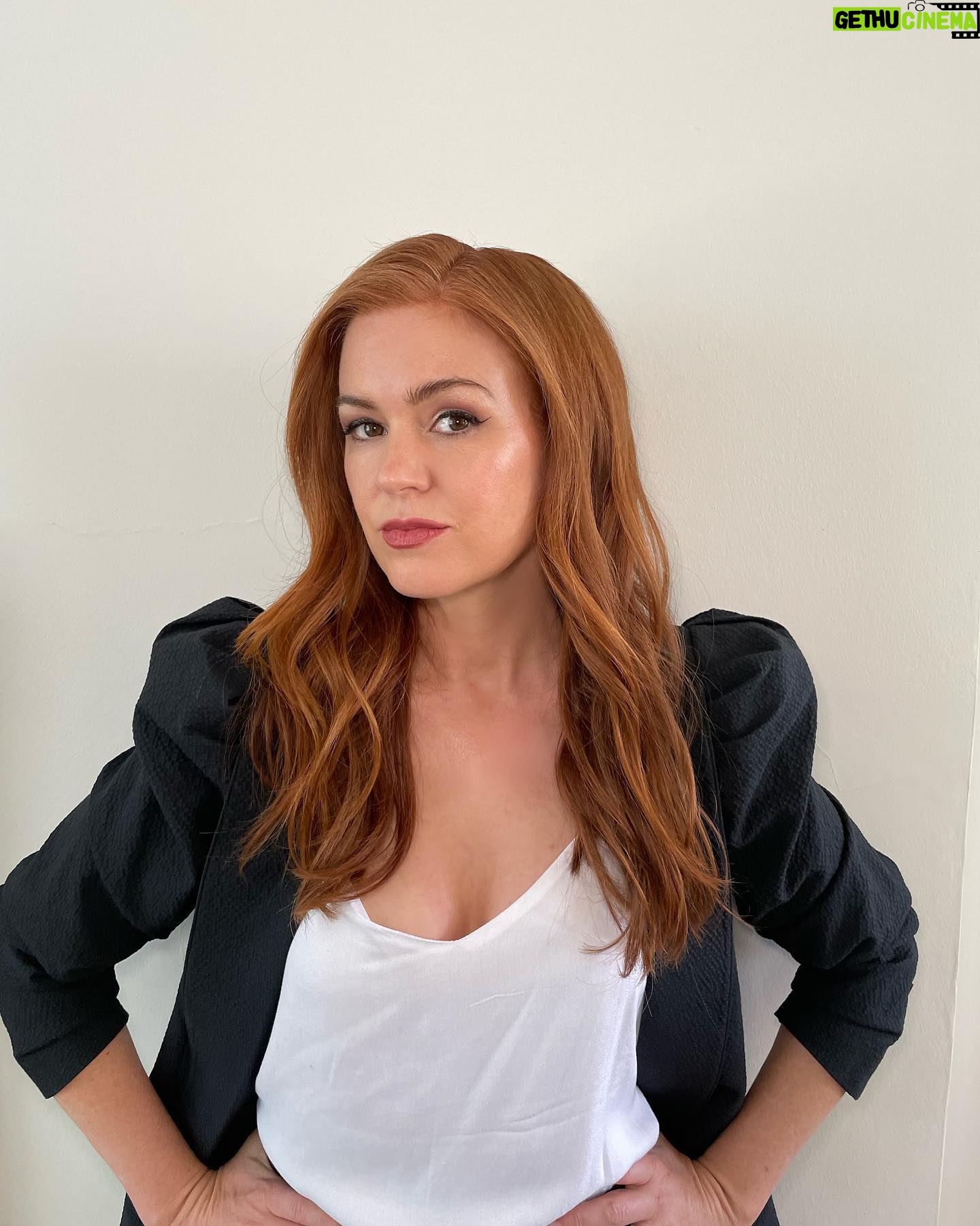 Isla Fisher Instagram - Looking very serious before I got silly making fun content with the incredible team today @welbeckkids to promote my first picture book Mazy the Movie Star. Out soon (End of September in the UK and early October Oz/NZ - or please see my linktree in bio to preorder 🖤🤍) Stay tuned………@paulabowles_illustrator @allenandunwin @allenandunwinnz @welbeckpublish