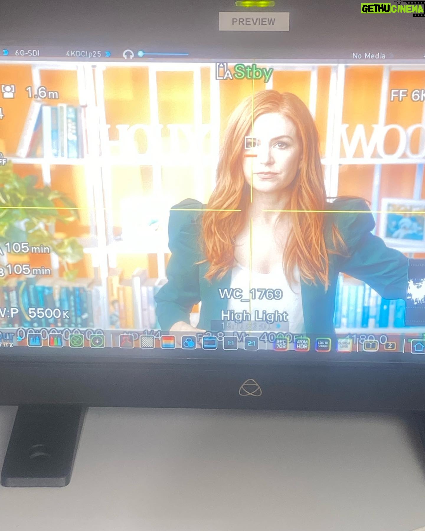 Isla Fisher Instagram - Looking very serious before I got silly making fun content with the incredible team today @welbeckkids to promote my first picture book Mazy the Movie Star. Out soon (End of September in the UK and early October Oz/NZ - or please see my linktree in bio to preorder 🖤🤍) Stay tuned………@paulabowles_illustrator @allenandunwin @allenandunwinnz @welbeckpublish