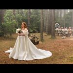 Isla Fisher Instagram - Insta VS reality #wolflikeme STREAMING NOW @peacock @stanaustralia