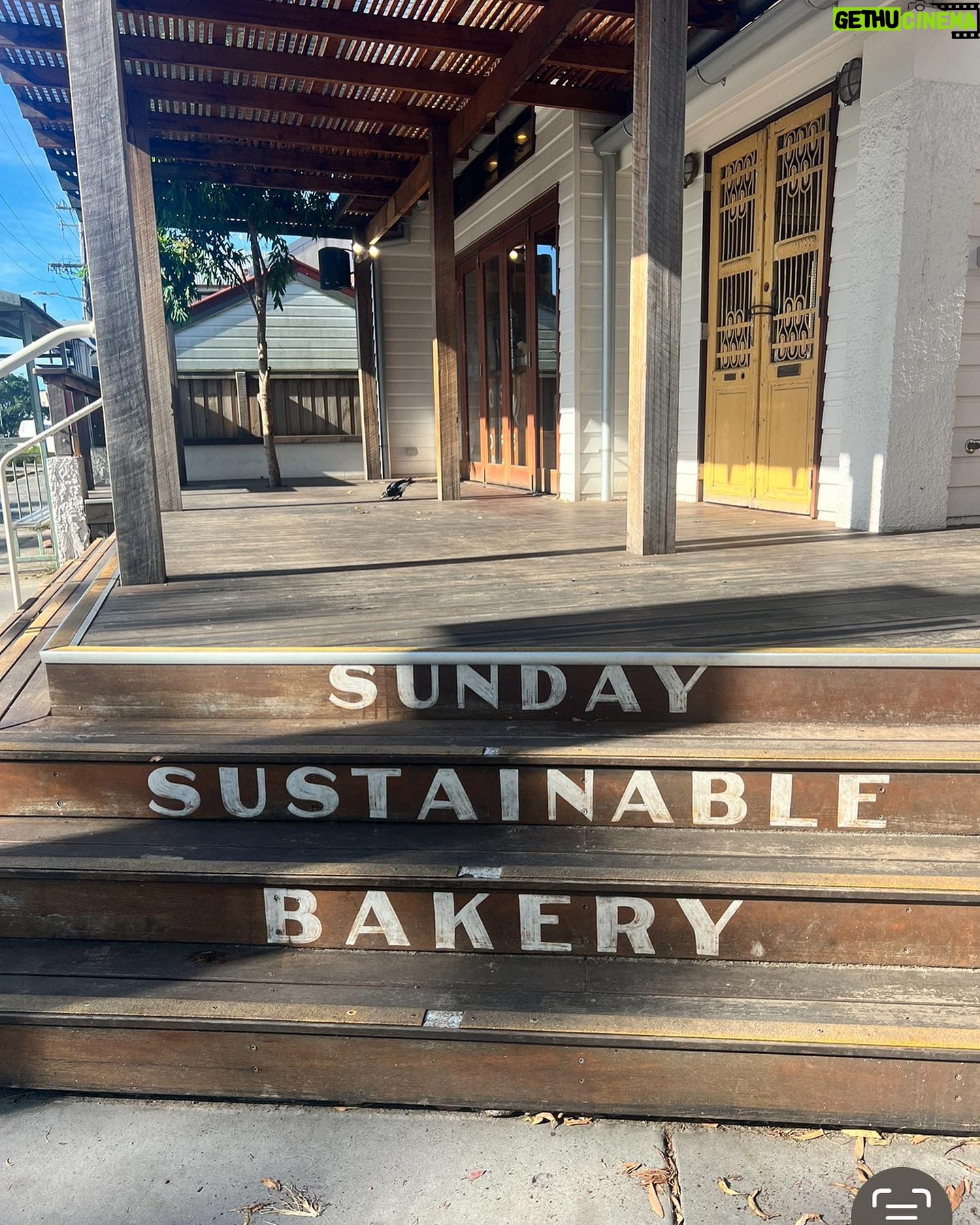 Isla Fisher Instagram - If you are in Byron Bay, 🇦🇺🦘go to the GREATEST bakery in town (tap into your inner child) #coffee @sundaysustainablebakery So proud of Conor and Katie ❤️