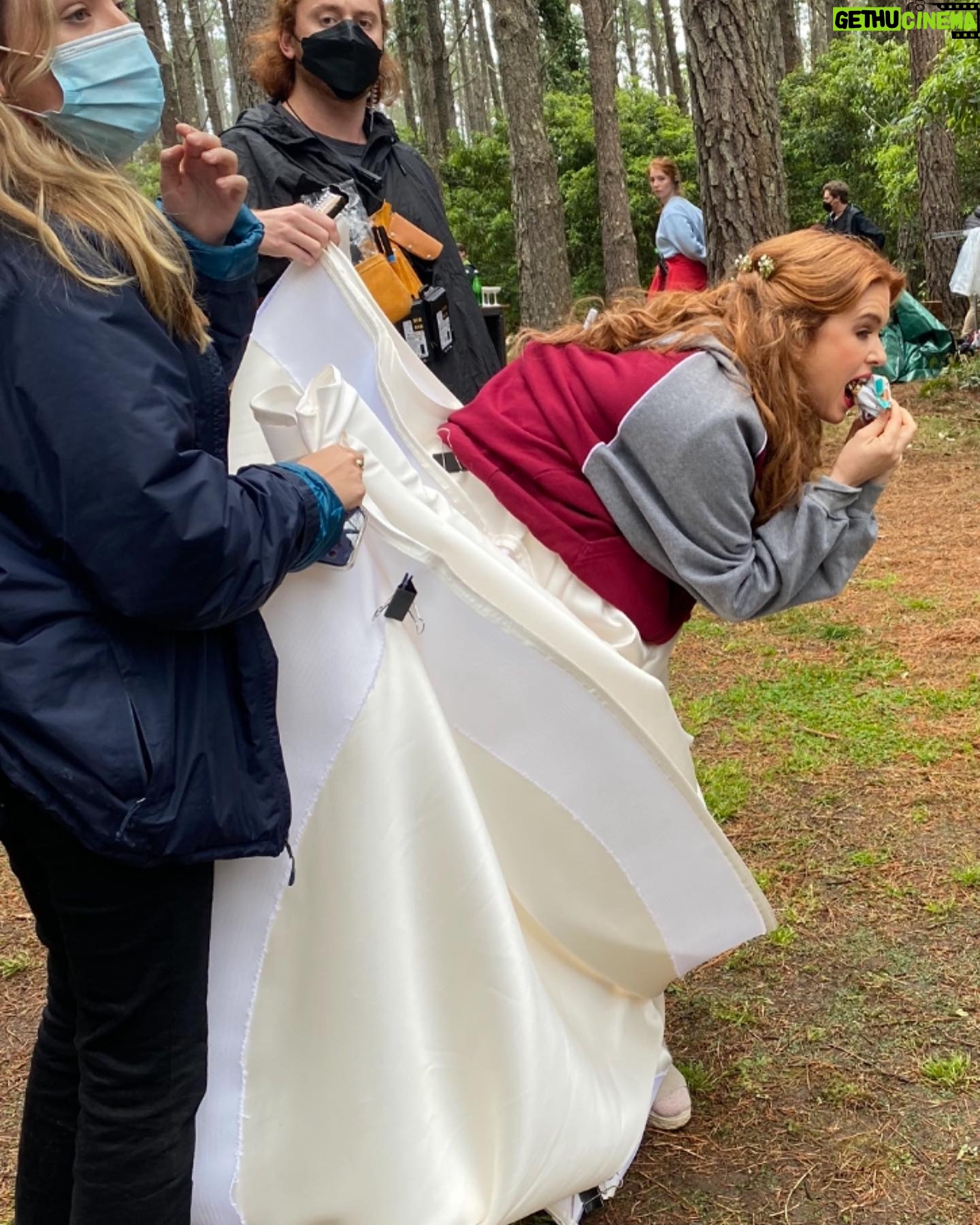 Isla Fisher Instagram - Insta VS reality #wolflikeme STREAMING NOW @peacock @stanaustralia