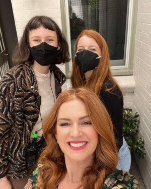 Isla Fisher Instagram - And that’s a wrap on Wolf Like Me 🐺We are so excited to bring you season 2! Thanks to the incomparable @abeforsythe the brilliant @jodimatterson and @brunapapandrea and @madeupstories our partners @stanaustralia and @peacocktv 
And to the dream cast @arieldonoghue and my fav co-star @joshgad
Thank you for a fantastic COVID filled shoot ❤️